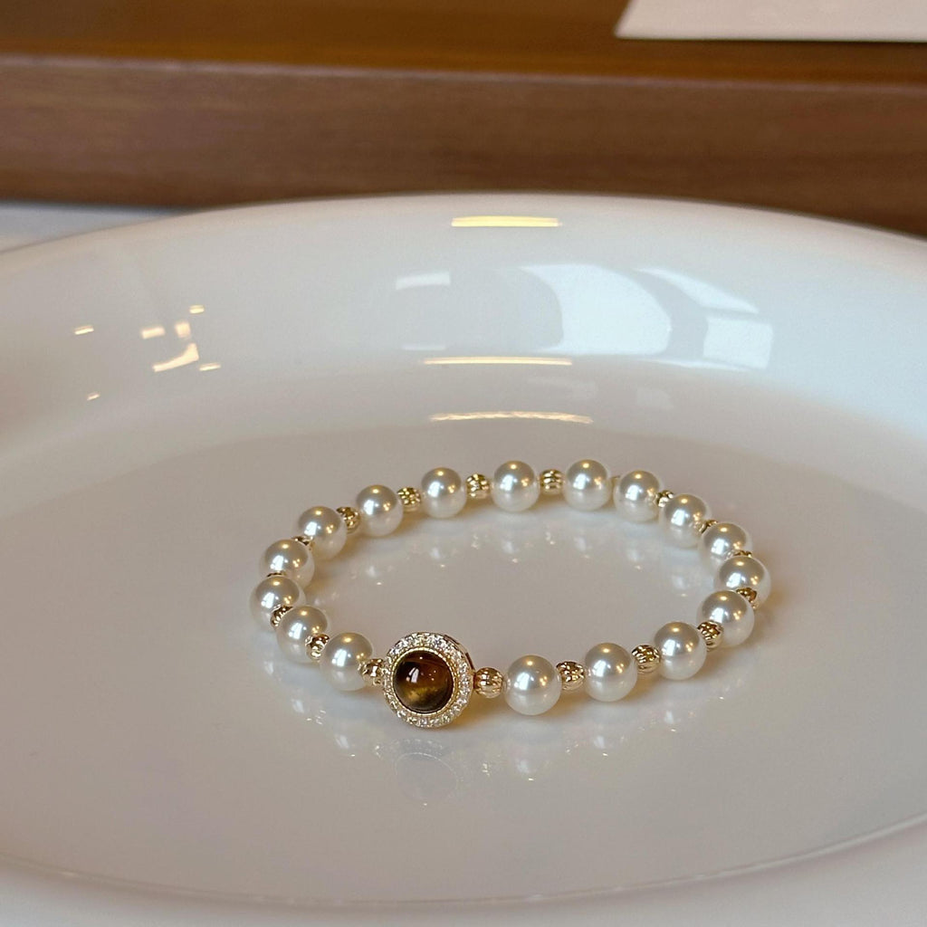 Pearl bracelet with tiger's eye stones