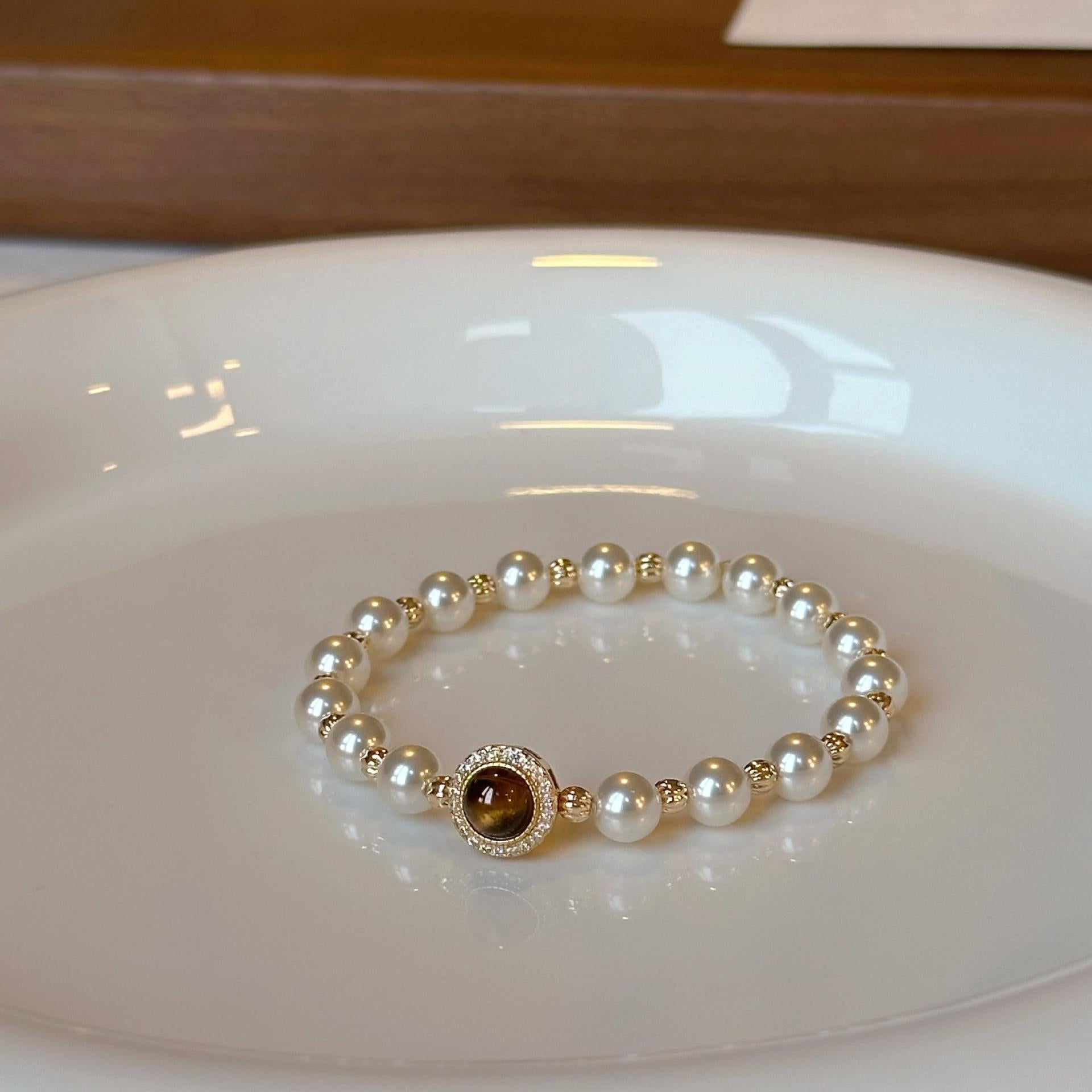 Pearl bracelet with tiger's eye stones