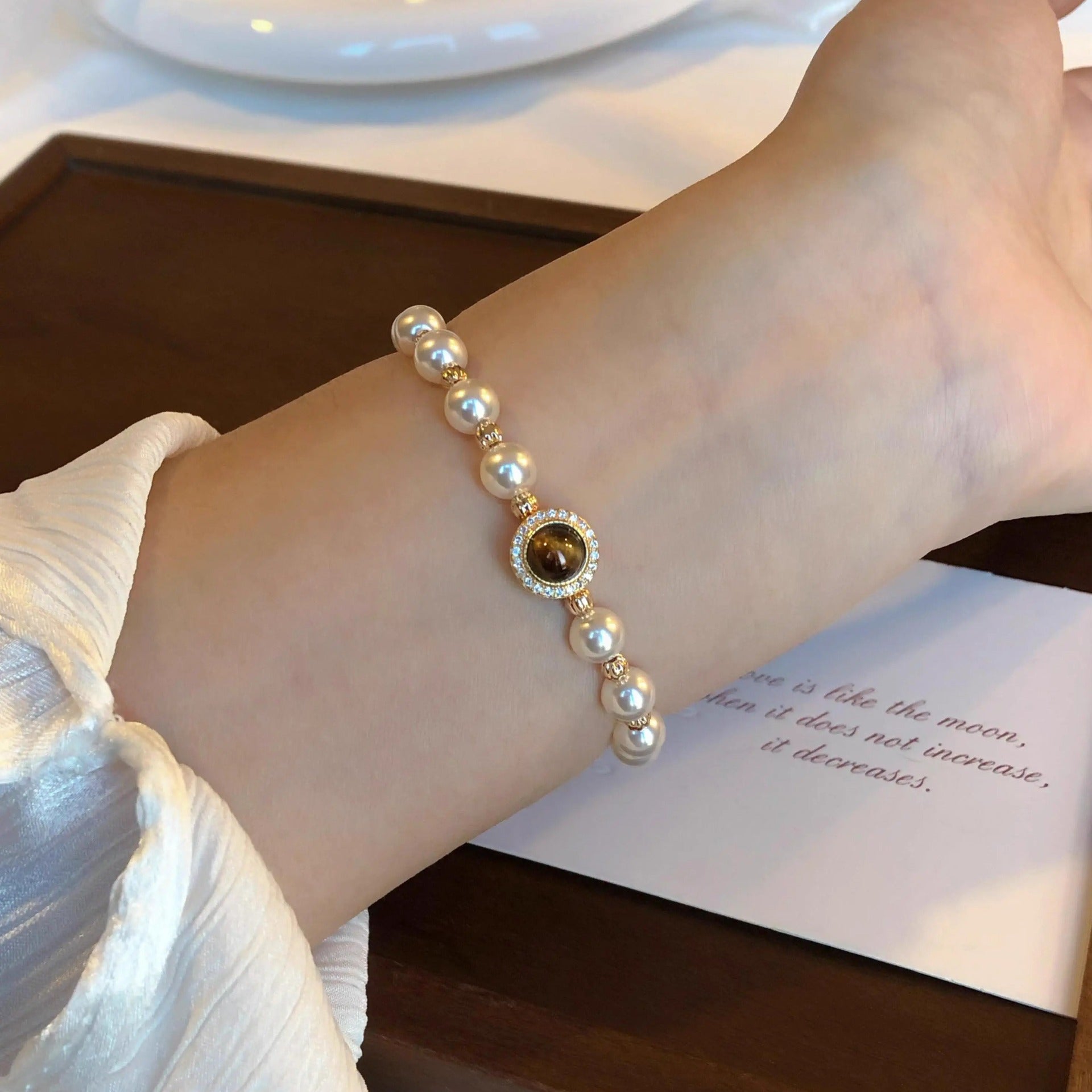 Pearl bracelet with tiger's eye stones