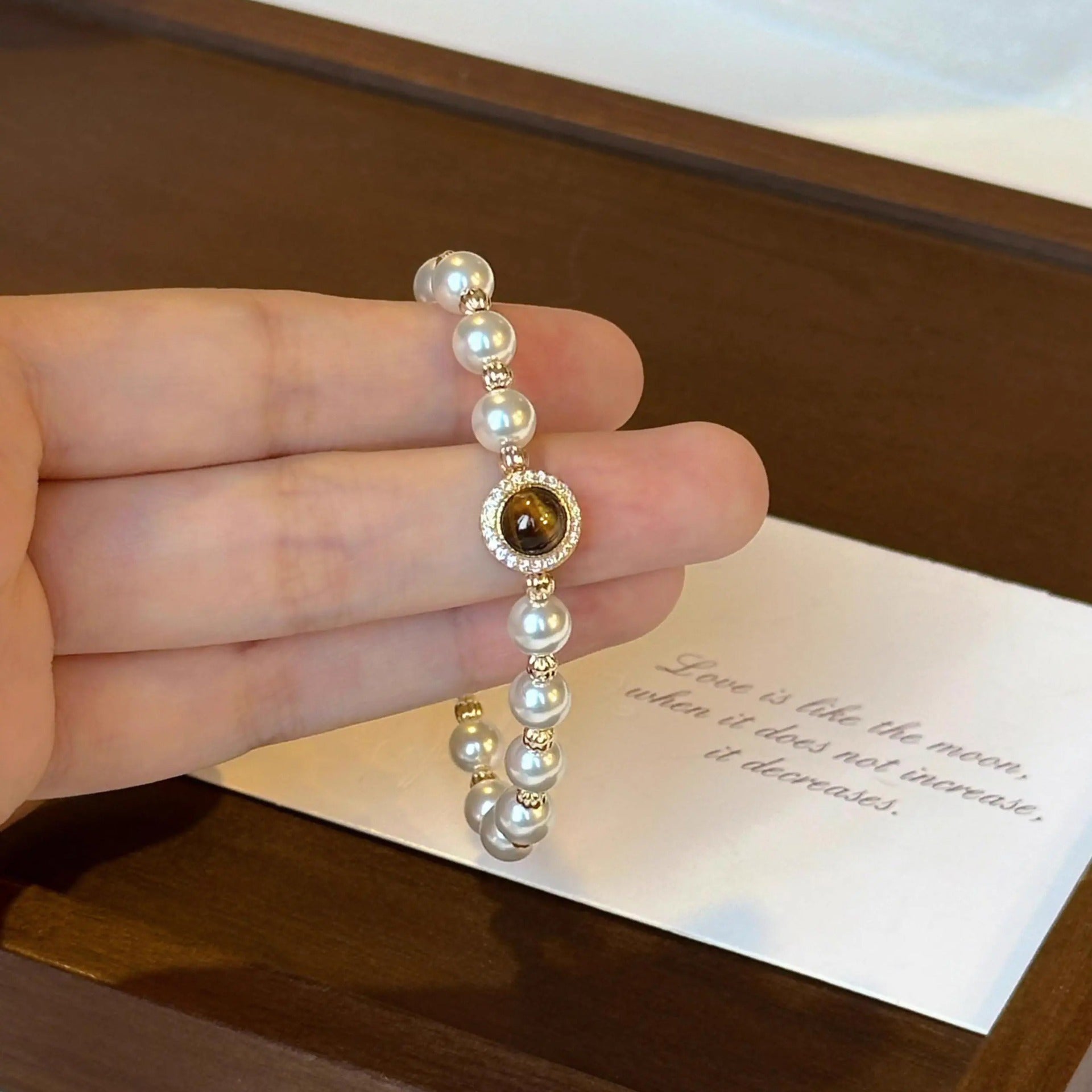 Pearl bracelet with tiger's eye stones