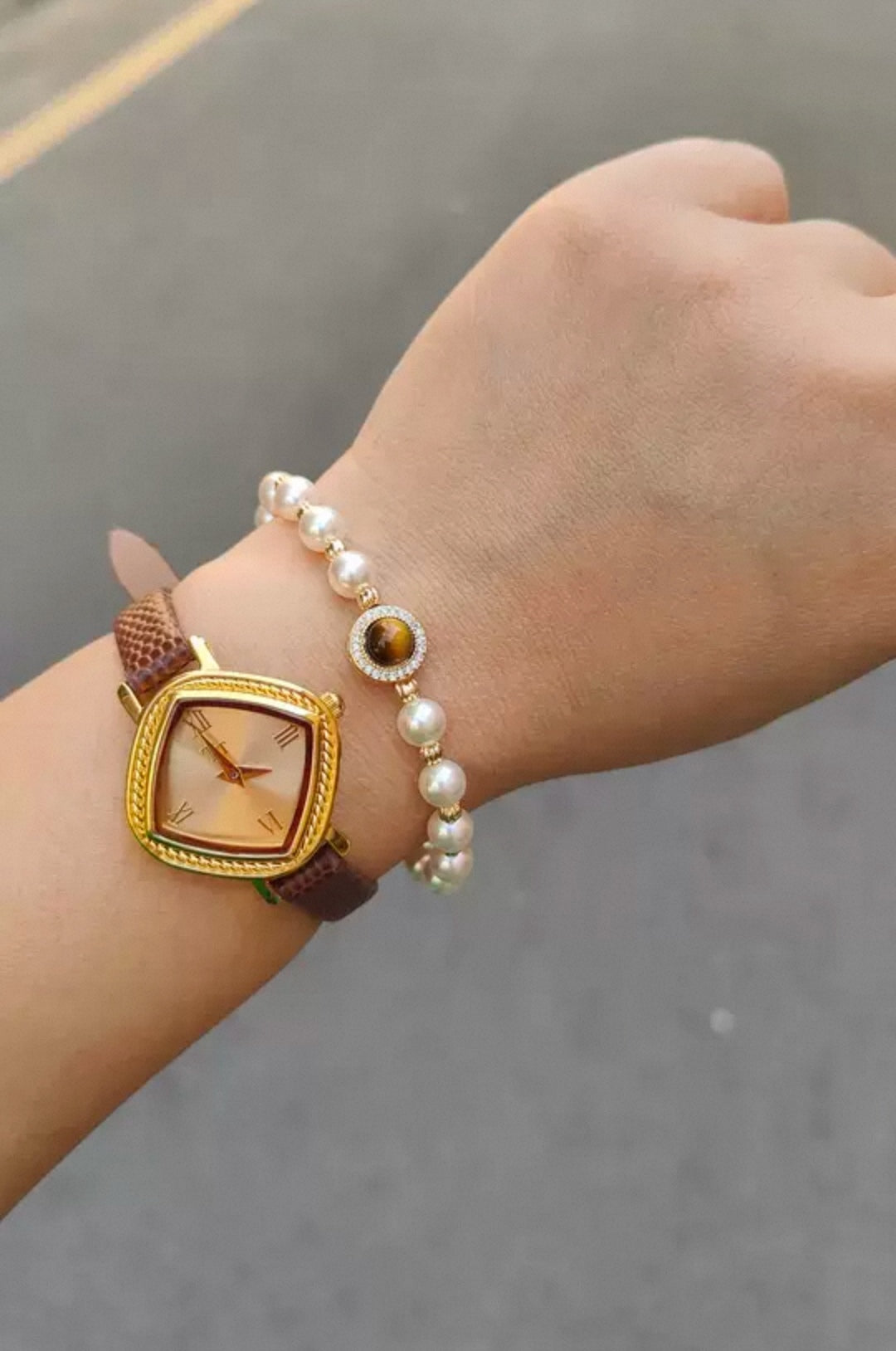 Pearl bracelet with tiger's eye stones