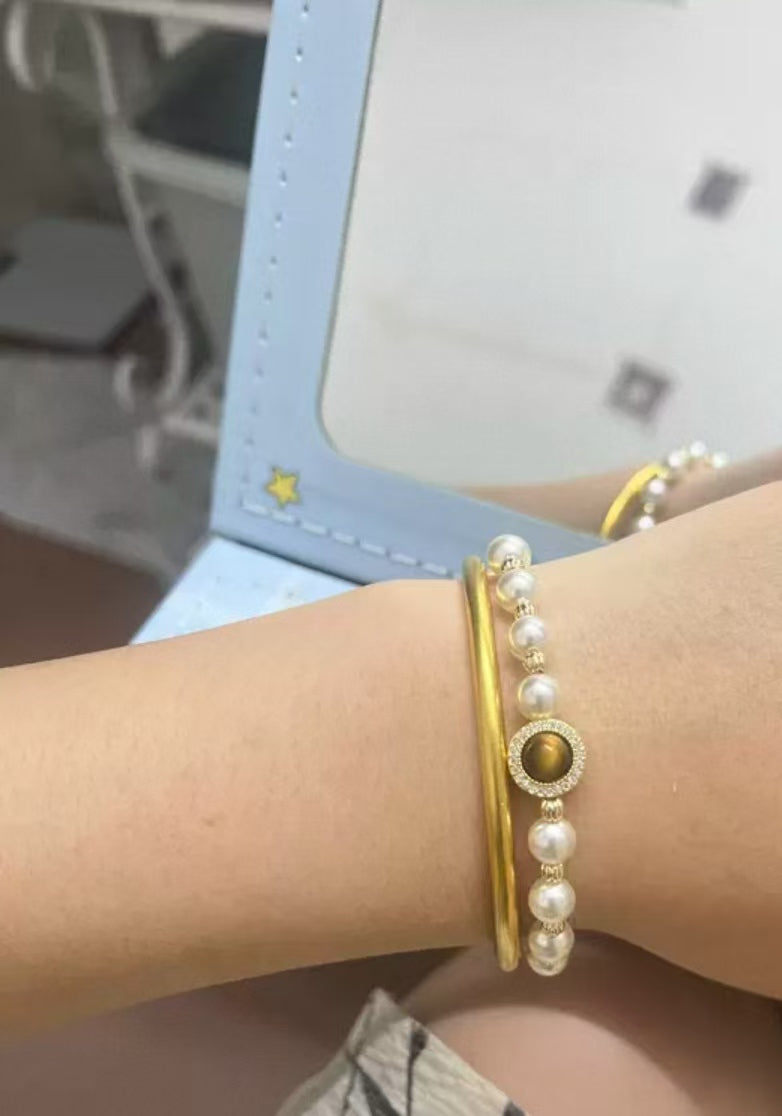 Pearl bracelet with tiger's eye stones